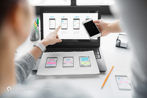 應(yīng)用程序,技術(shù)商業(yè)網(wǎng)頁(yè)師開(kāi)發(fā)人員與筆記本電腦智能手機(jī)工作的用戶界布局辦公室網(wǎng)頁(yè)師智能手機(jī)用戶界